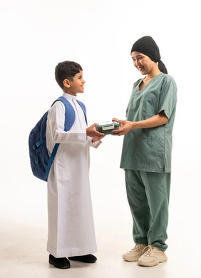 عاملة منزلية تسلم طالب سعودي صندوق الغداء عاملة منزلية تسلم طالب سعودي صندوق الغداء