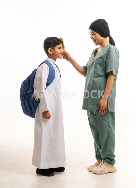 طفل سعودي وعاملة منزلية يستعدان للمدرسة