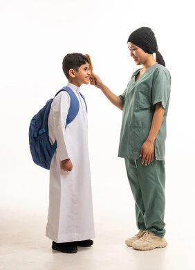 طفل سعودي وعاملة منزلية يستعدان للمدرسة طفل سعودي وعاملة منزلية يستعدان للمدرسة