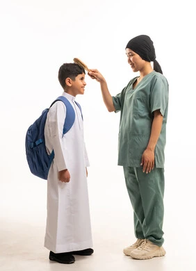 عاملة منزلية تمشط شعر طفل سعودي للمدرسة