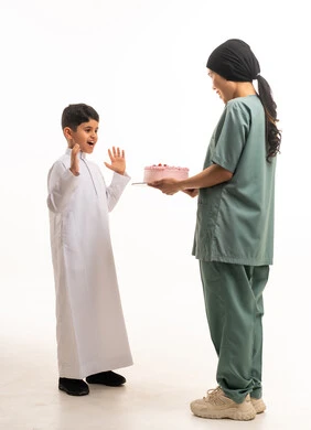 عاملة منزلية تقدم كعكة عيد ميلاد لطفل سعودي عاملة منزلية تقدم كعكة عيد ميلاد لطفل سعودي