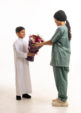 طفل سعودي يهدي زهور لعاملة منزلية