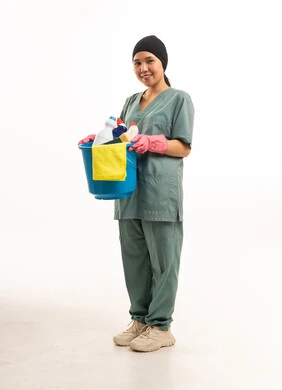 عاملة منزلية من جنوب شرق آسيا مع أدوات التنظيف