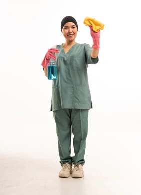 عاملة نظافة آسيوية بالزي الأخضر وأدوات التنظيف
