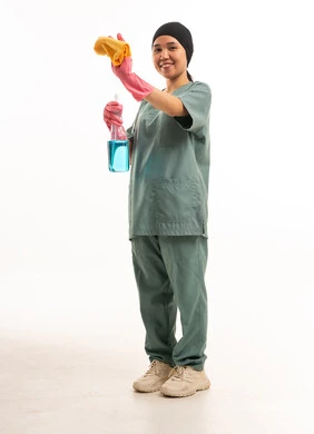 موظفة نظافة آسيوية بالزي الأخضر في استوديو تصوير