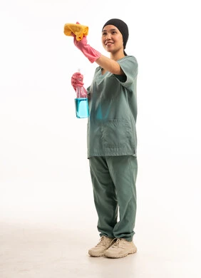 عاملة تنظيف آسيوية بزي العمل مع أدوات التنظيف