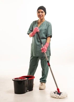 عاملة نظافة آسيوية مع ممسحة ودلو