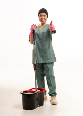 عاملة تنظيف آسيوية مع ممسحة وإيماءة الإبهام للأعلى