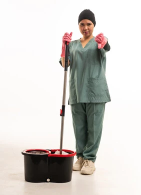 عاملة نظافة تشير بالإبهام للأسفل مع أدوات التنظيف