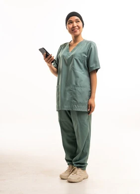 عاملة منزلية بزي العمل تمسك هاتف ذكي