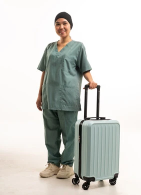 عاملة منزلية آسيوية مع حقيبة سفر بخلفية بيضاء