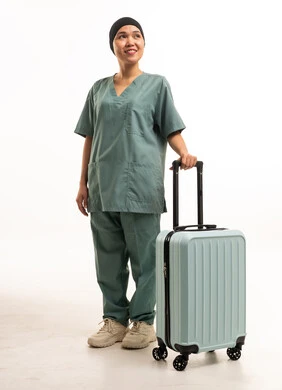 عاملة منزلية مع حقيبة سفر في الاستوديو