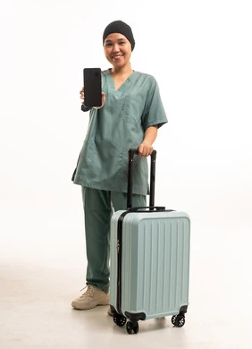 عاملة منزلية مع حقيبة سفر وهاتف ذكي خلفية بيضاء عاملة منزلية مع حقيبة سفر وهاتف ذكي خلفية بيضاء