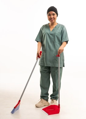 عاملة نظافة بزي طبي أخضر وخلفية بيضاء