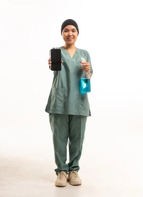 عاملة منزلية مع هاتف ذكي وبخاخ تنظيف