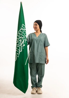 عاملة منزلية تحمل العلم السعودي في الاستوديو