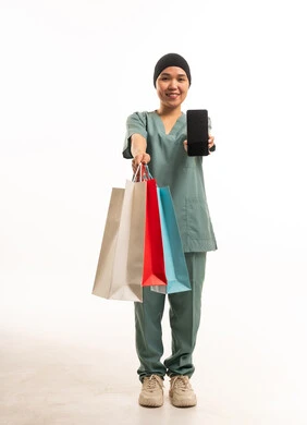 عاملة منزلية تحمل حقائب تسوق وهاتف ذكي