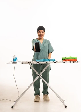 عاملة منزلية من جنوب شرق آسيا مع طاولة كي وهاتف