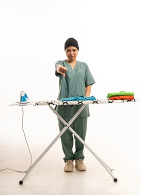 عاملة منزلية آسيوية تقدم إشارة عدم الرضا أثناء الكي