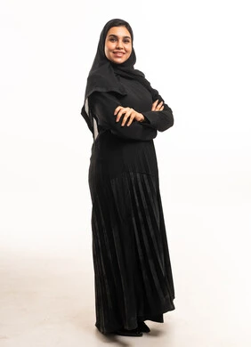 امرأة إماراتية بالعباءة السوداء خلفية بيضاء