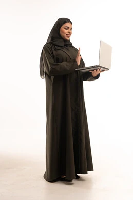 امرأة سعودية تستخدم المحمول وتلوح بيدها بخلفية بيضاء