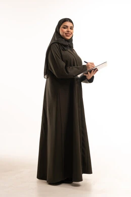 سيدة أعمال سعودية بالعباءة تحمل ملف ورقي