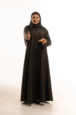 امرأة سعودية تحمل قطعة بيتزا مع إيماءة الإبهام