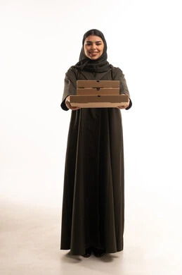 امرأة سعودية تحمل علب بيتزا بخلفية بيضاء