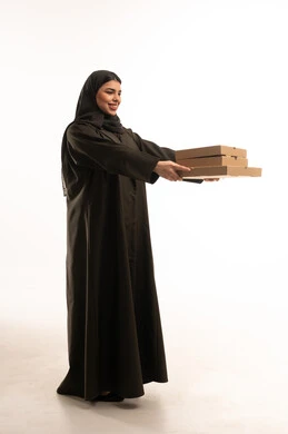 امرأة سعودية تحمل علب بيتزا على خلفية بيضاء