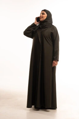 امرأة سعودية بالعباءة تتحدث بالهاتف المحمول