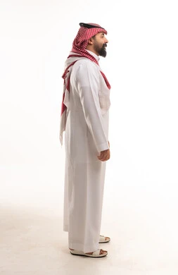 رجل سعودي بالزي التقليدي بوضعية جانبية