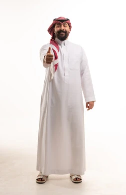 رجل سعودي بالثوب التقليدي يشير بعلامة الإعجاب