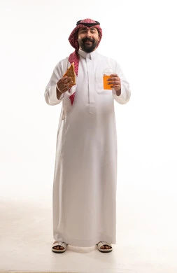رجل سعودي بالزي التقليدي يحمل بيتزا وعصير