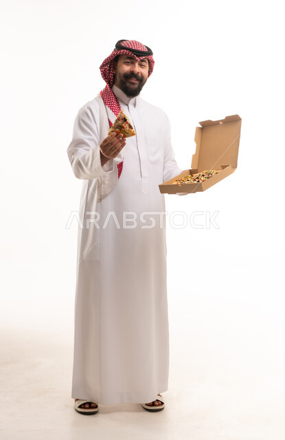 رجل سعودي بالزي التقليدي يحمل صندوق بيتزا