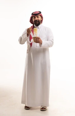 رجل سعودي يأكل معكرونة سريعة التحضير بالاستوديو