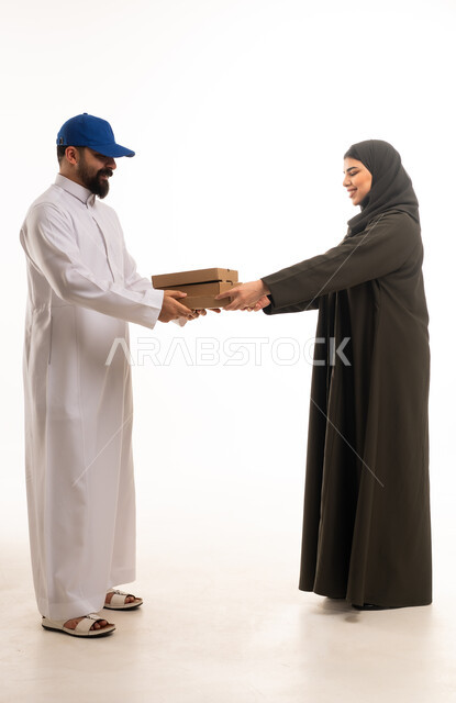 رجل توصيل سعودي يسلم طرداً لامرأة بالعباية