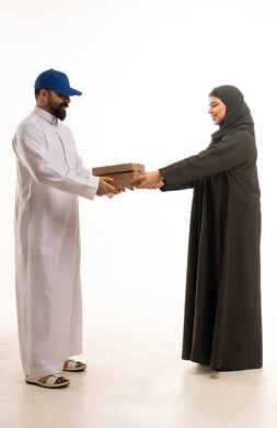 رجل توصيل سعودي يسلم طرداً لامرأة بالعباية