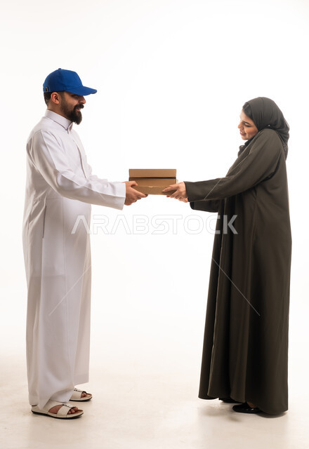 مندوب توصيل سعودي يسلم طرود لامرأة بالعباءة