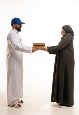 مندوب توصيل سعودي يسلم طرود لامرأة بالعباءة