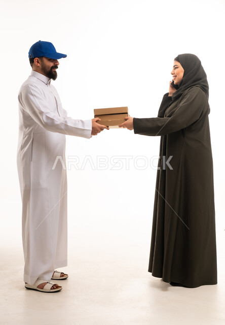 رجل توصيل سعودي يسلم طرداً لامرأة بالعباءة