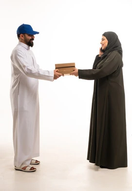 رجل توصيل سعودي يسلم طرداً لامرأة بالعباءة
