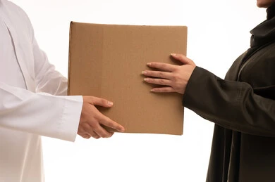 رجل سعودي يسلم طرداً لامرأة بالعباءة