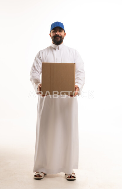 رجل سعودي يحمل صندوق شحن على خلفية بيضاء