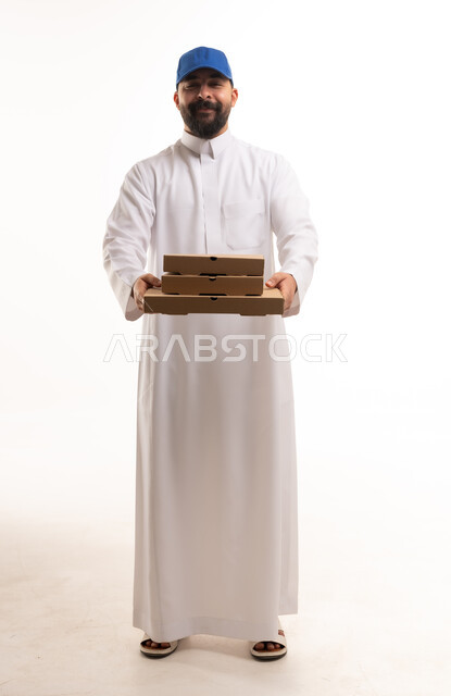 رجل سعودي بالثوب التقليدي يحمل صناديق بيتزا