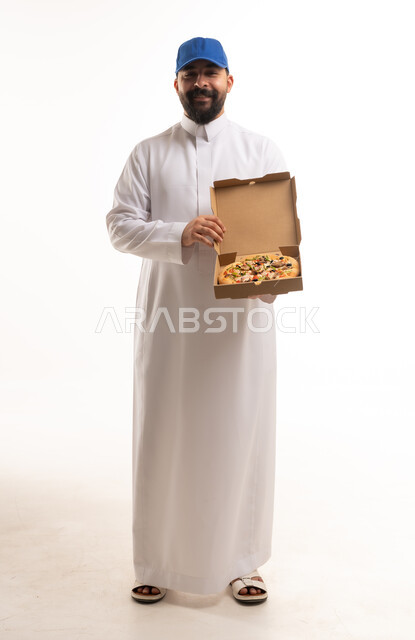 رجل سعودي يرتدي الثوب الأبيض يحمل صندوق بيتزا
