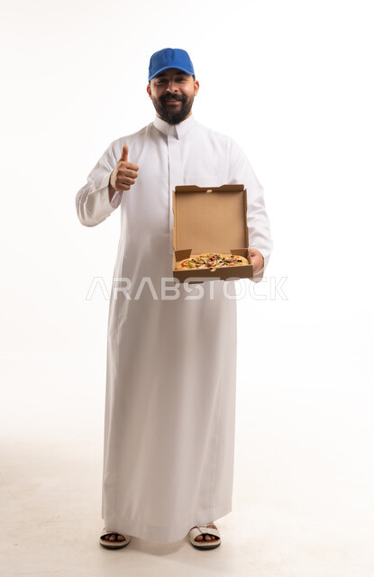 رجل سعودي بالثوب يحمل بيتزا مع إشارة الإعجاب