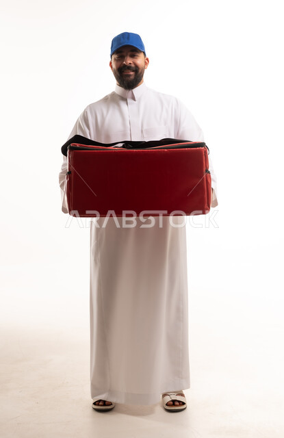 رجل توصيل سعودي يحمل حقيبة طعام حرارية حمراء