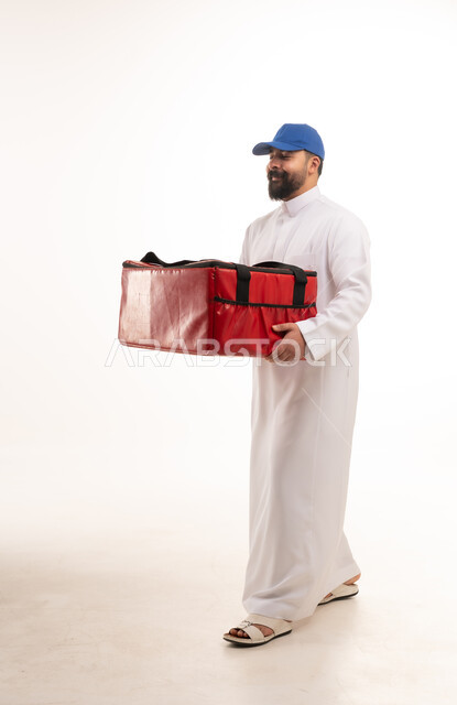 مندوب توصيل سعودي يحمل حقيبة حرارية حمراء