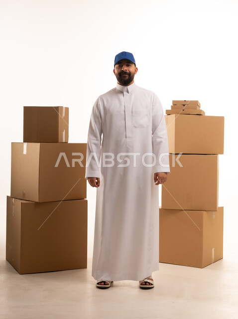 عامل توصيل سعودي بالثوب مع صناديق شحن