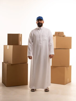 عامل توصيل سعودي بالثوب مع صناديق شحن